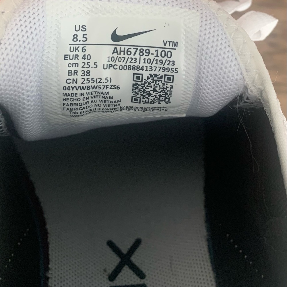 Women’s Air Max 270 Size 8.5 - Picture 3 of 3